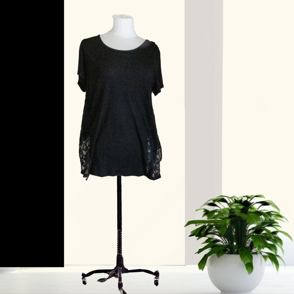BLACK TOP WITH LACE DETAIL
